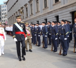 Su Majestad el Rey pasa revista al piquete de honor